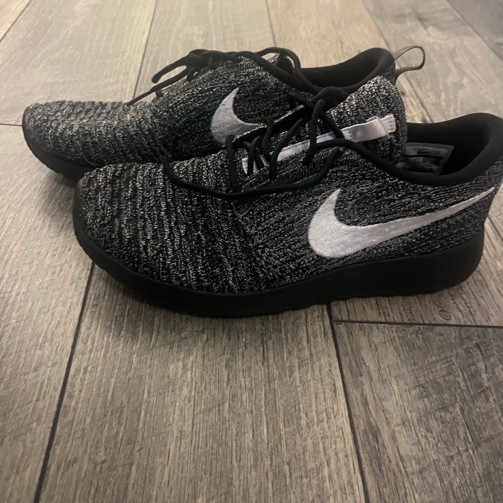 Nike Women’s Black and White Knit Roshe Show